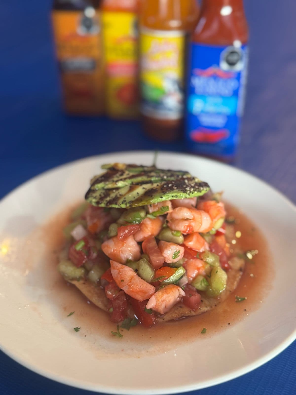 Tostada con Ceviche de Camarón Cocido