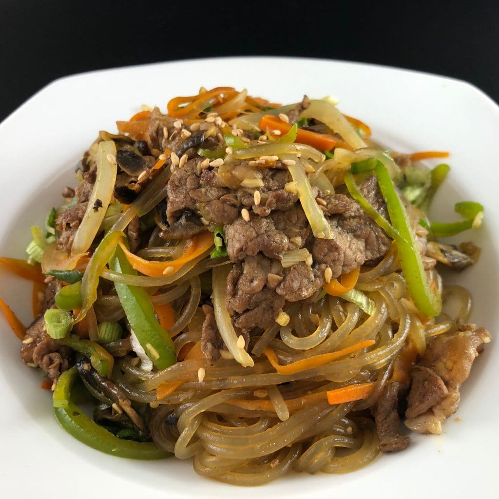 Japchae con carne de res