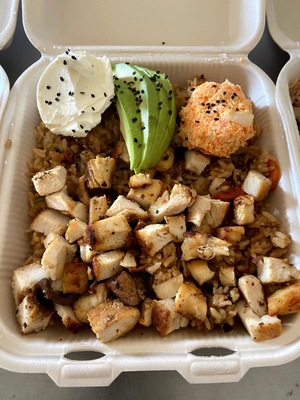 Combo Gohan Pollo + Sushiles Tampico + Refresco