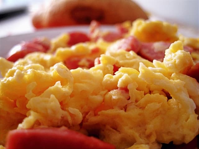 Huevos con salchicha