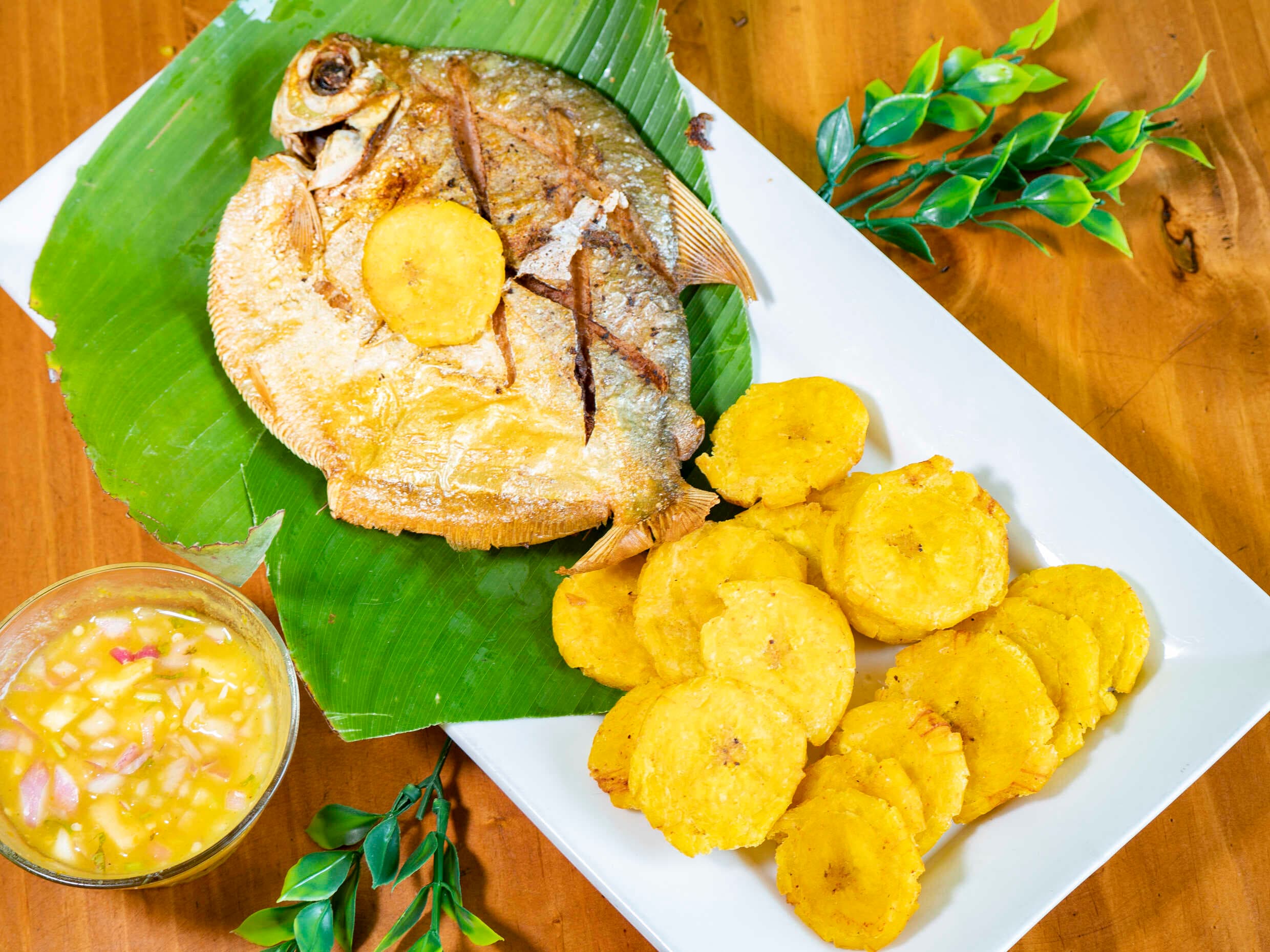 Pescado de la Selva a la Hoja con Patacones