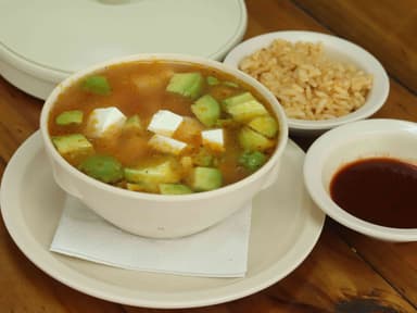 Caldo Tlalpeño ( Pollo Queso Panela y Aguacate)