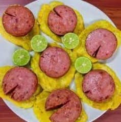 Papa Aborrajada con Salchichón