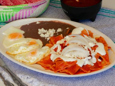 Combo-Chilaquiles rojos + Chocolatito caliente