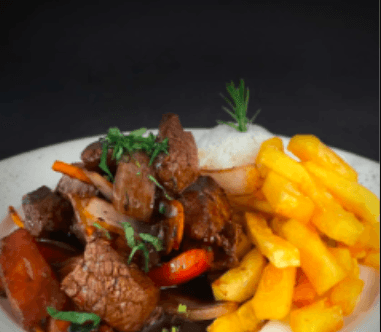 Lomo Saltado Criollo y Bebida