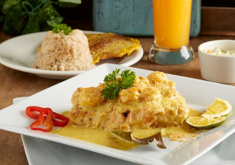 Salmón En Salsa De Camarones.