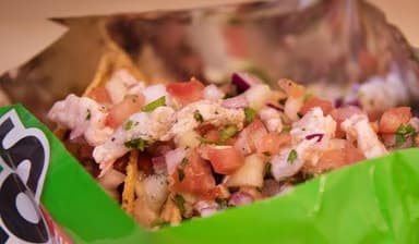 Tostitos con Ceviche de Camarón