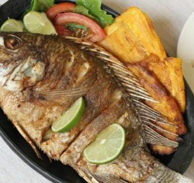 Bandeja con cachama frita