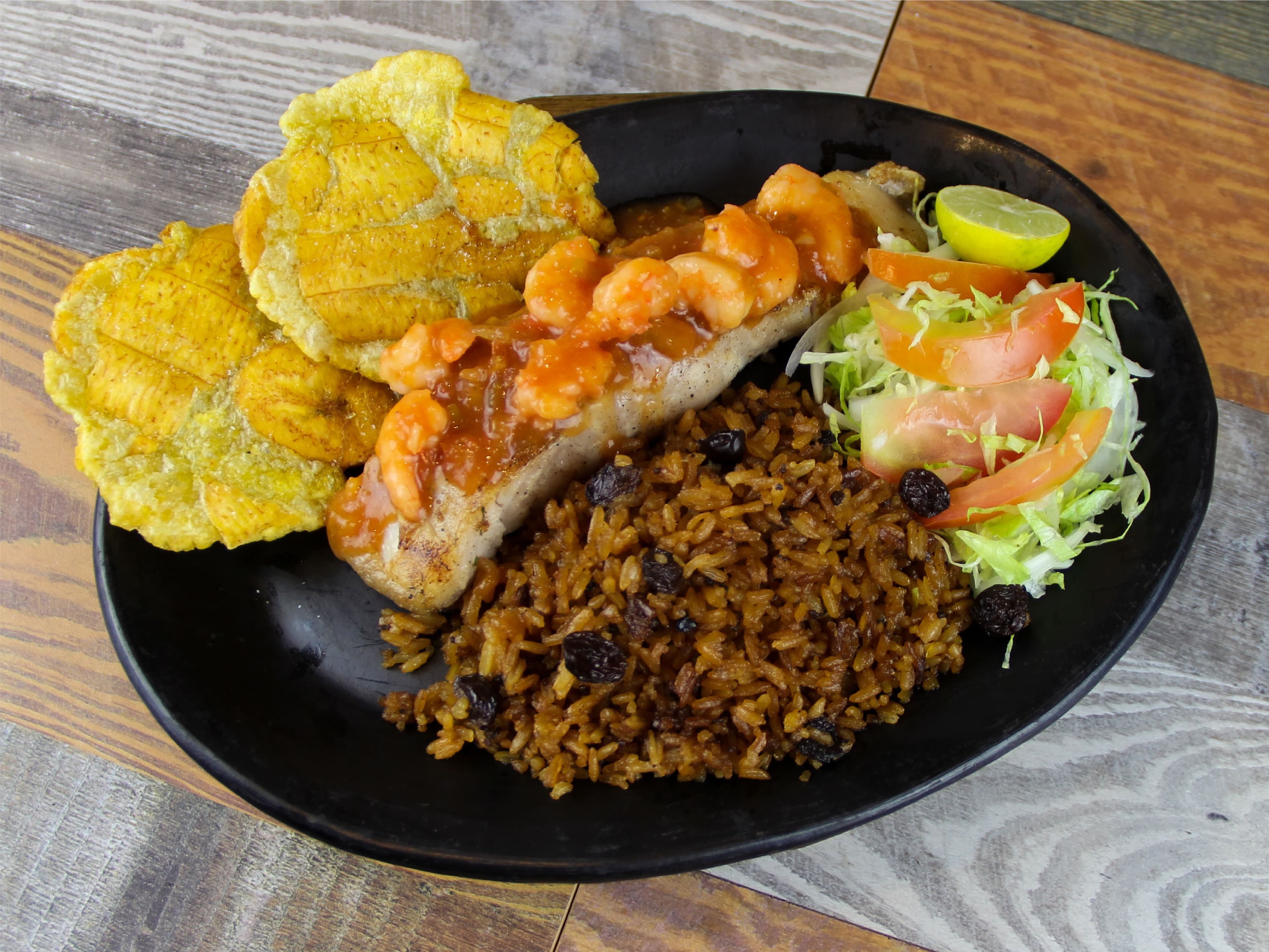 Robalo a la Criolla con Camarones