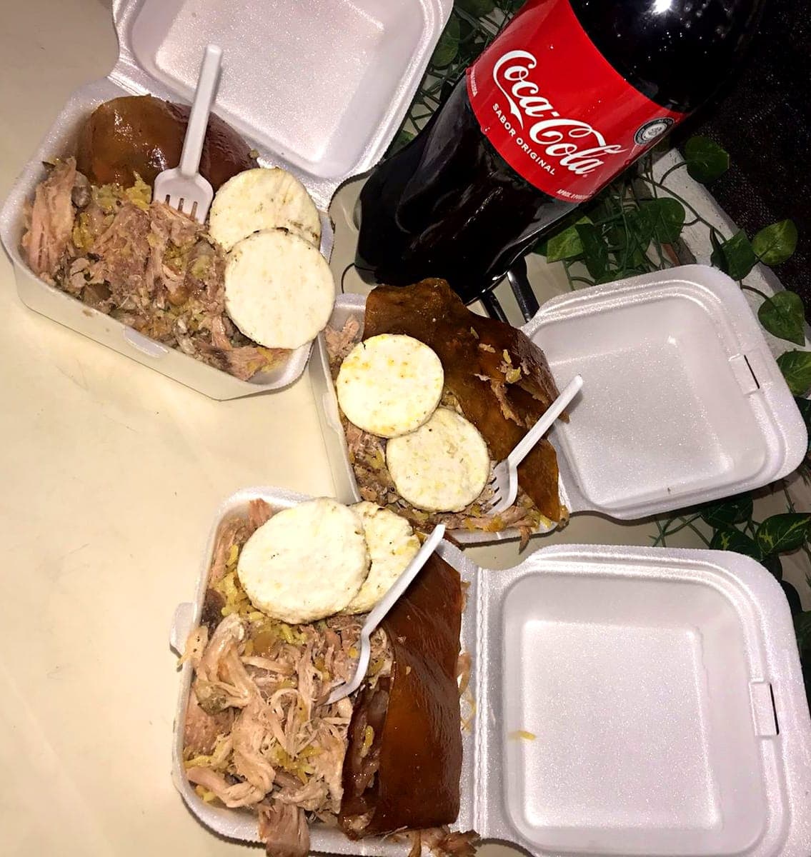 Combo 3 lechonas Personales + Gaseosa 1.5L