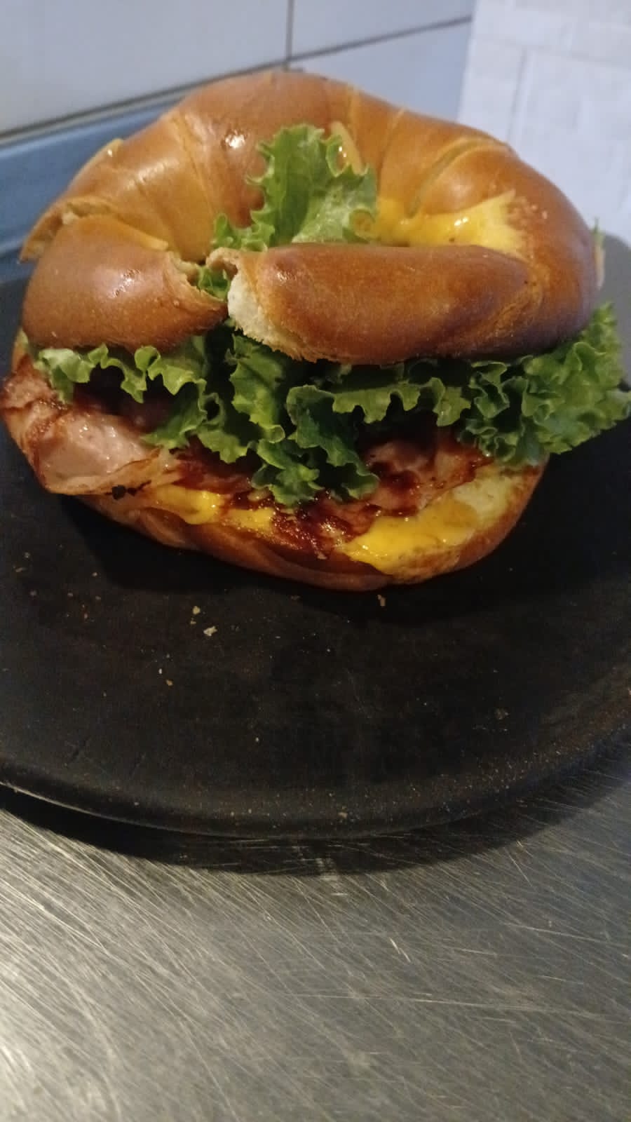 Croiassant de tocino,queso, huevo  y jamón.
