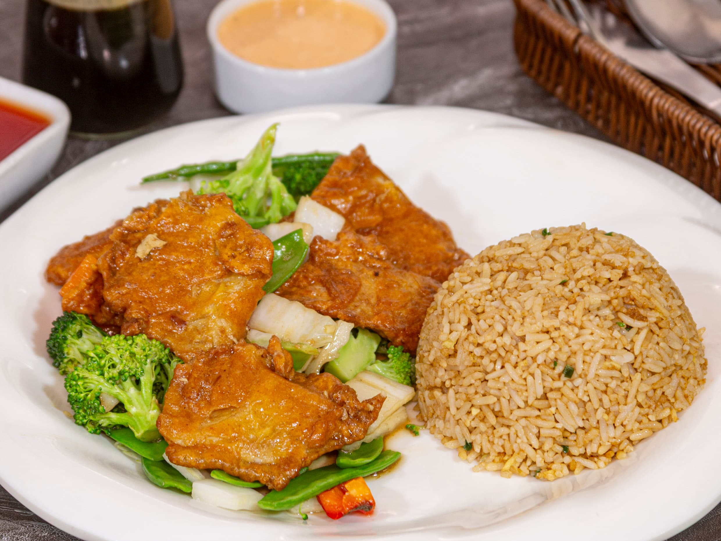 Pescado con Verdura más Chaufa