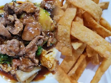 Chow mien con lomo de res Entero