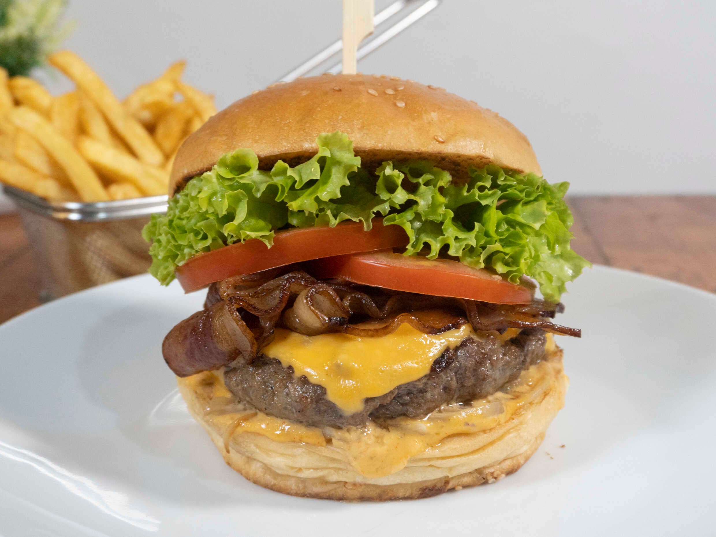 Hamburguesa Angus Suprema y Papas a la Francesa