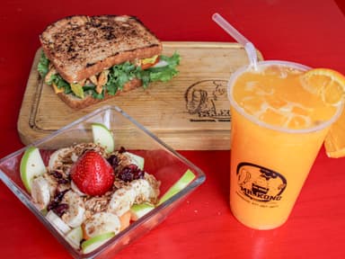 Combo-2 (1 Sándwich, fruta y 1 jugo )