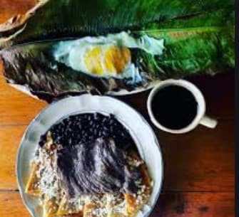 Huevos en Hoja con Enchiladas