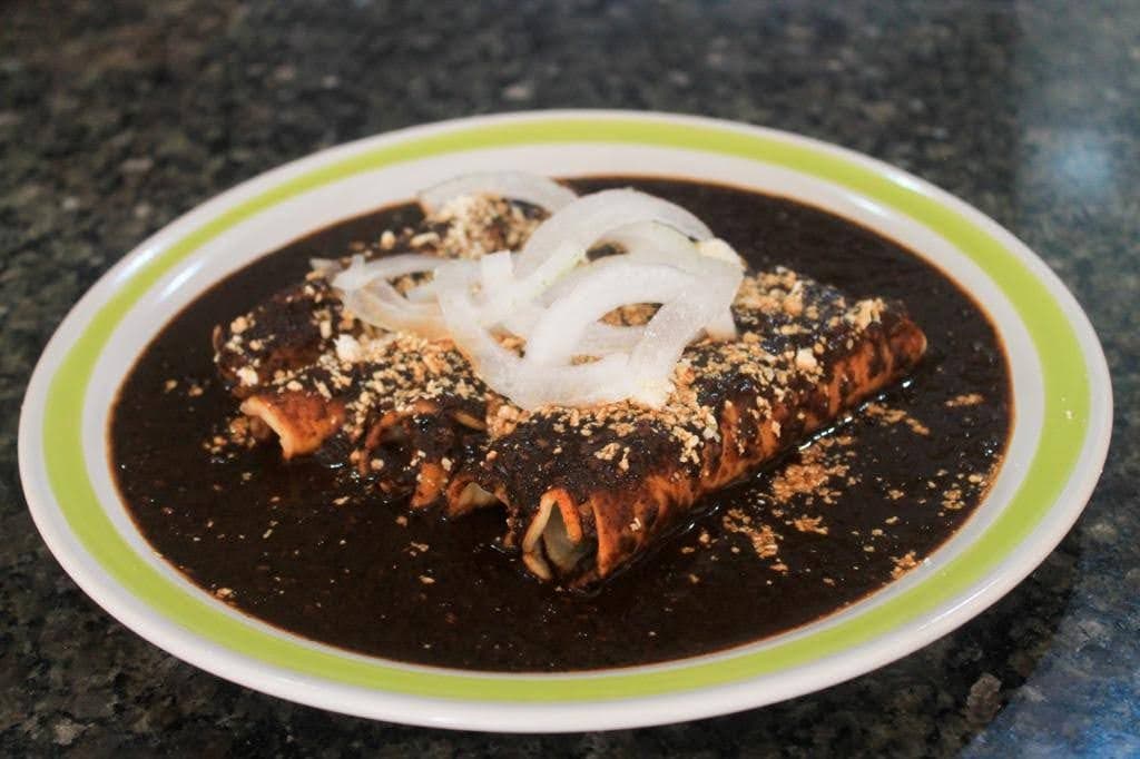 Enchiladas de Mole Rellenas de Huevo