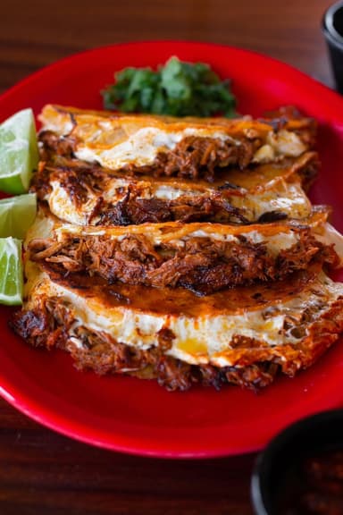 Quesabirria de Res con Chicharrón