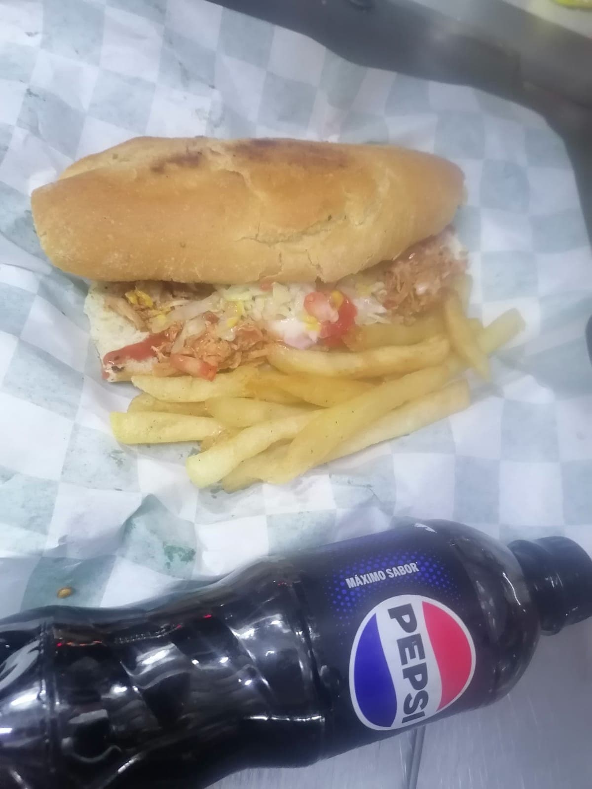 Lonche de Pierna + Papas a la Francesa + Refresco