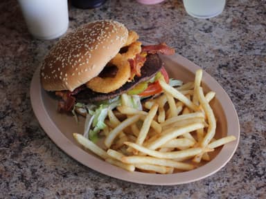 Hamburguesa Sencilla con papas + Agua