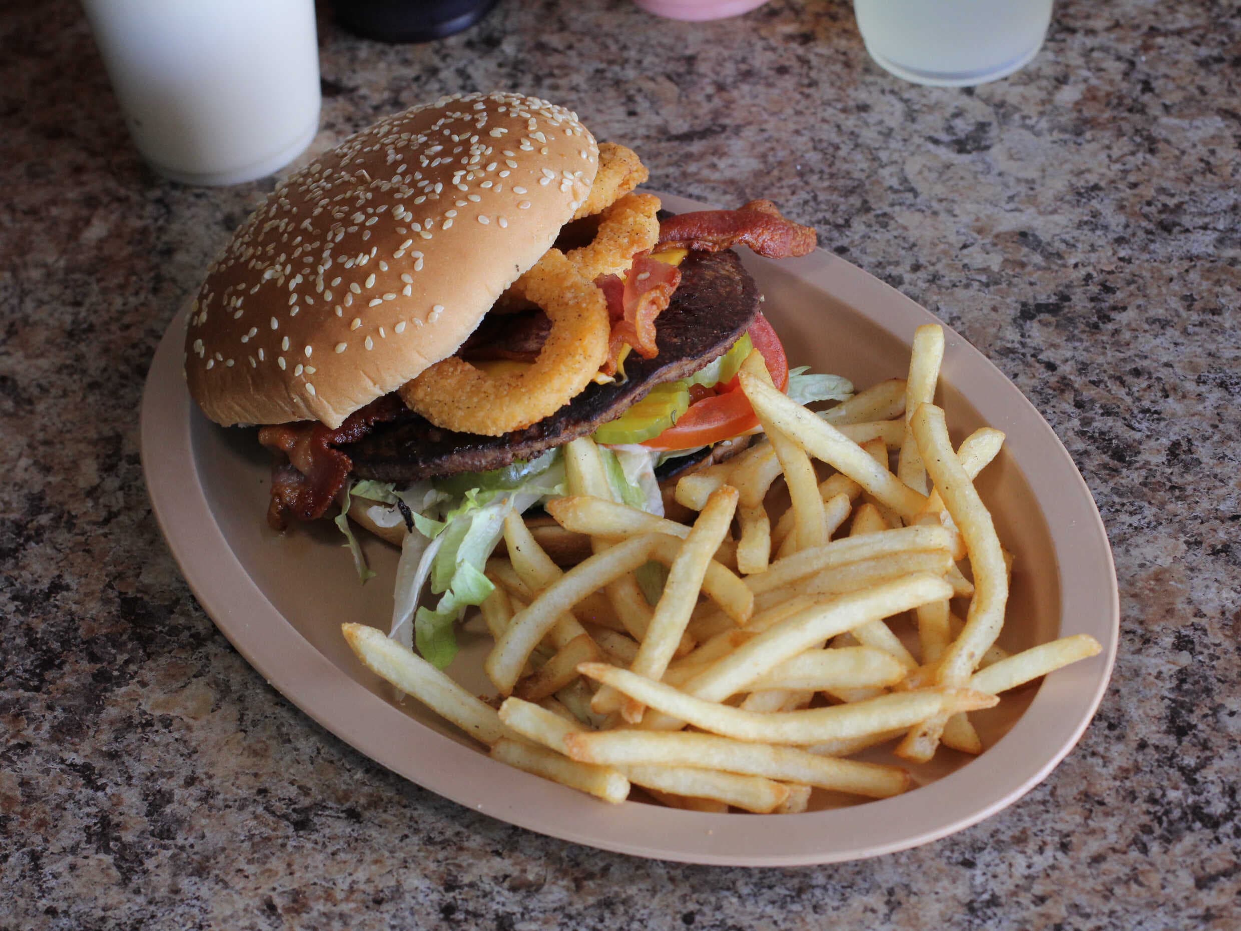 Hamburguesa Sencilla con papas + Agua