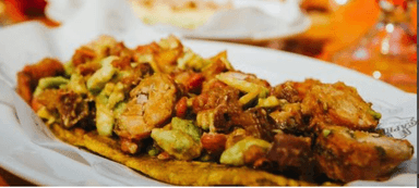 Patacón Res, Tocineta, Queso Guacamole