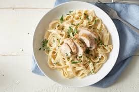 Fetuccini Alfredo con pollo