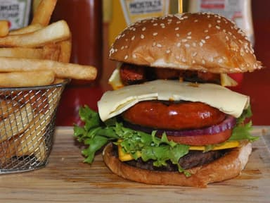 Hamburguesa de Chistorra con Papas a la Francesa