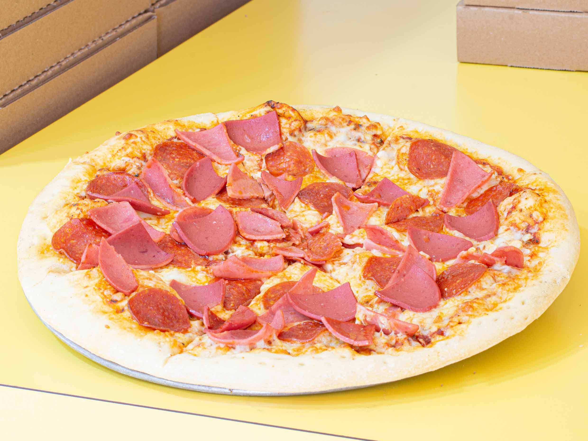 Pizza Grande de Pepperoni Deluxe