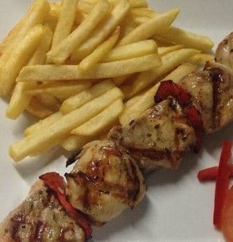 Chuzo de Pollo con Papas a la Francesa