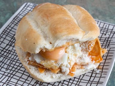 Torta de Chilaquiles Rojos