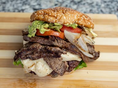 Hamburguesa de Arachera y  Guacamole