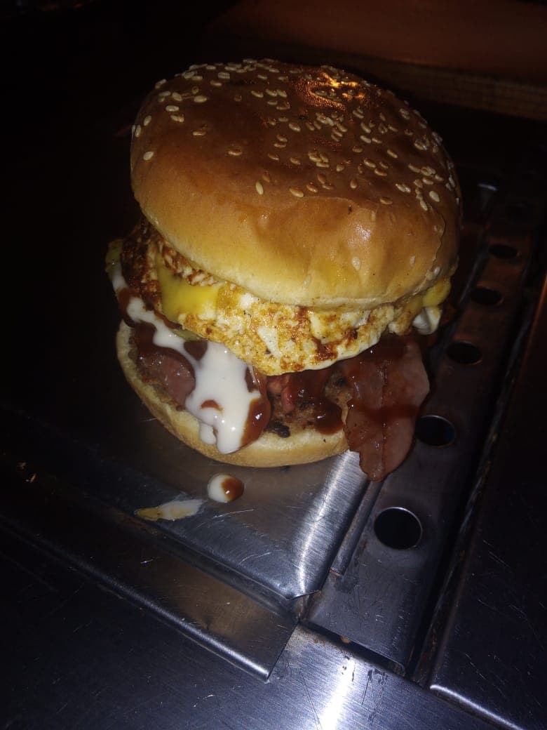 Hamburguesa con Tocino y Salsa BBQ