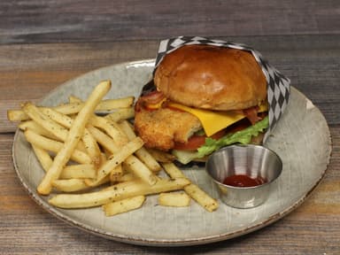 Hamburguesa Pechugona con Papas Fritas
