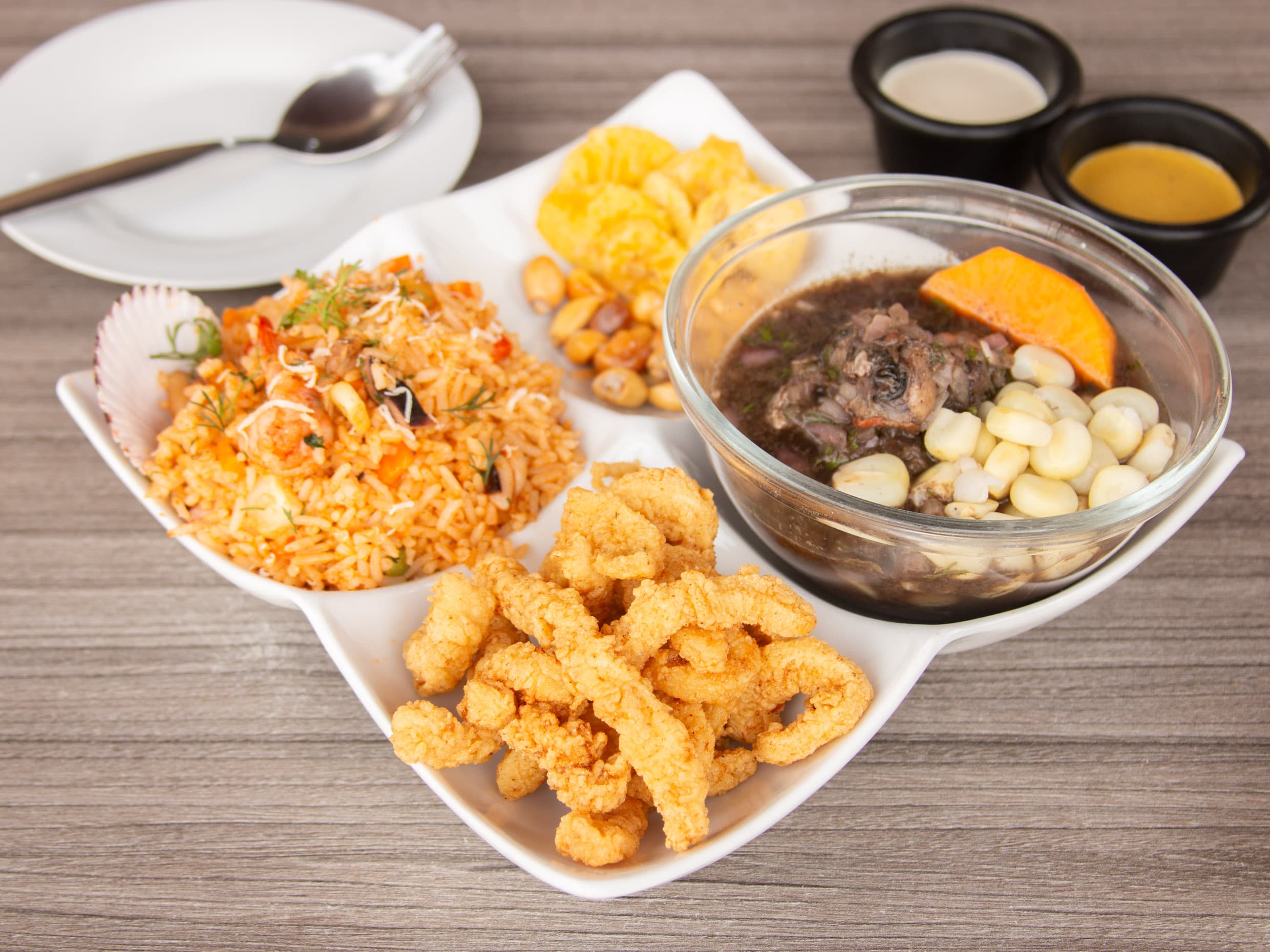 Arroz con Mariscos, Conchas Negras y Chicharrón