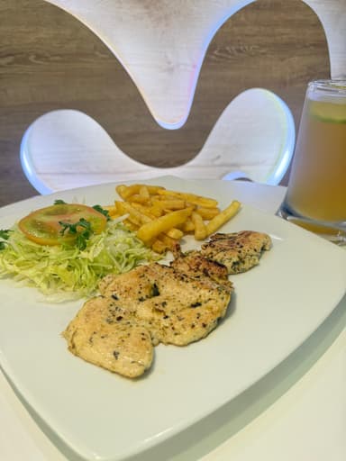 Pollo a la Plancha, Ensalada, papitas y guandolo