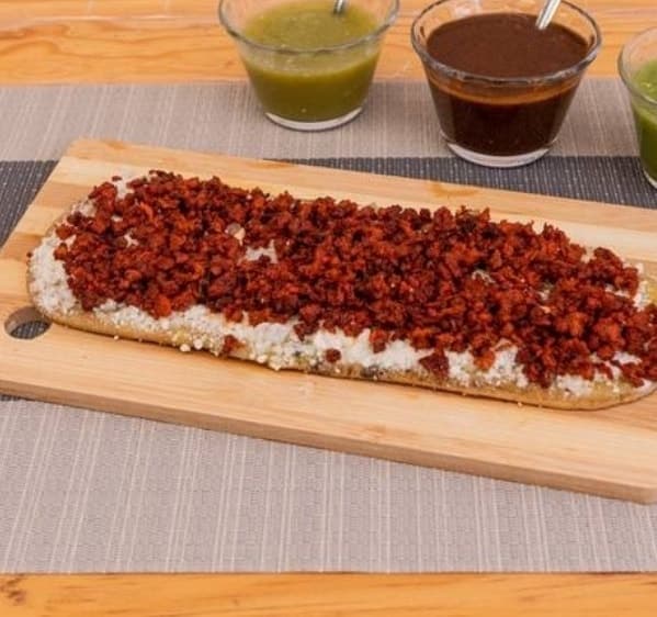 Huarache con Chorizo