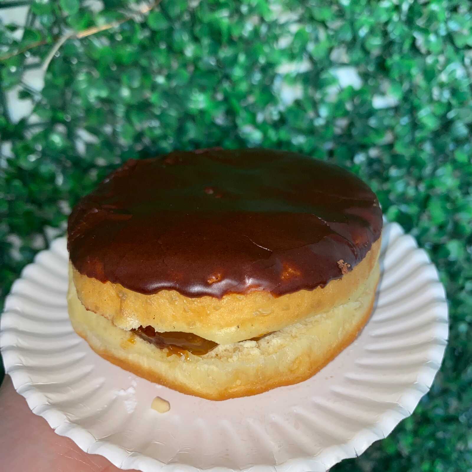 Dona Cubierta de Chocolate Rellena de Cajeta