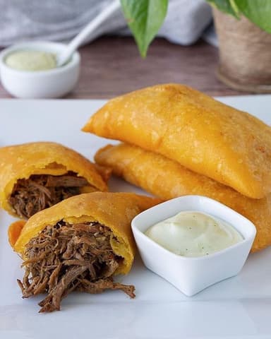 2 Empanadas Venezolanas y Coca-Cola Personal
