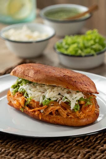 Pambazo de Carne Deshebrada Res