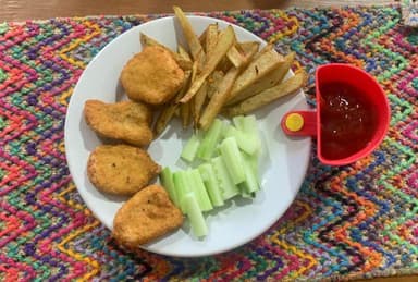 Nuggets con papas a la francesa
