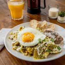 Combo Mañanero 3: Chilaquiles con Huevos + Café