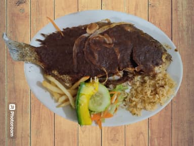 Pescado Guisado en Salsa de Tomate