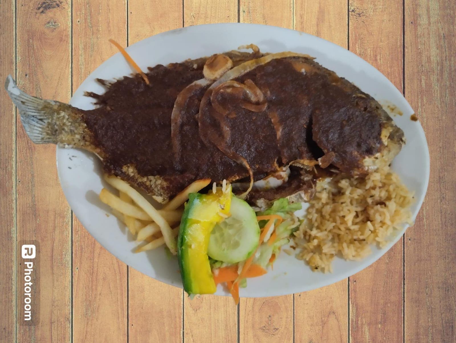 Pescado Guisado en Salsa de Tomate