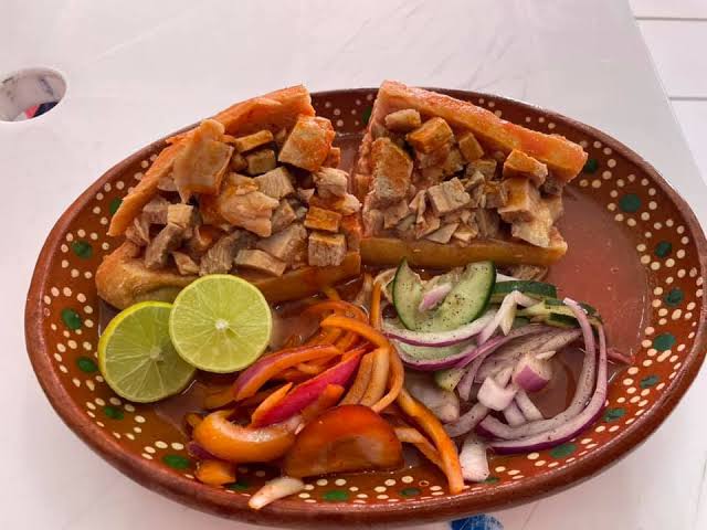 Paquete1: 1Torta carnitas o buche+2 tacos dorados