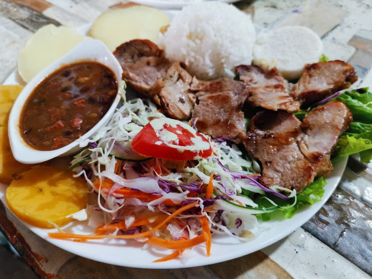 Almuerzo Completo con Carne a la Llanera
