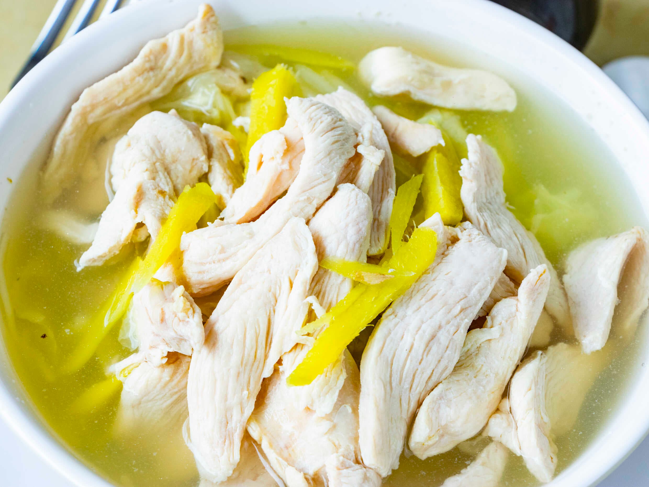 Caldo de Pollo con Kion y Tallarín