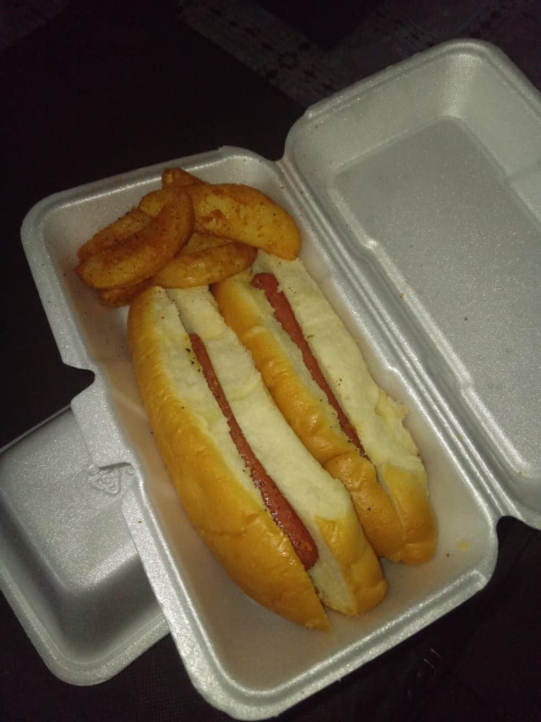 2  hot-dogs ( sin verdura con papas)