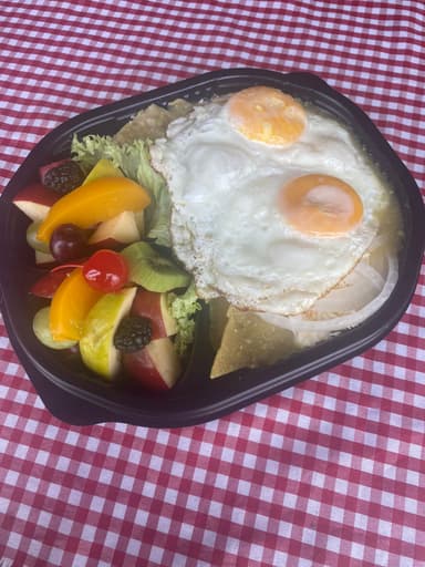 Chilaquiles Verdes con Huevo+ Ensalada de Frutas