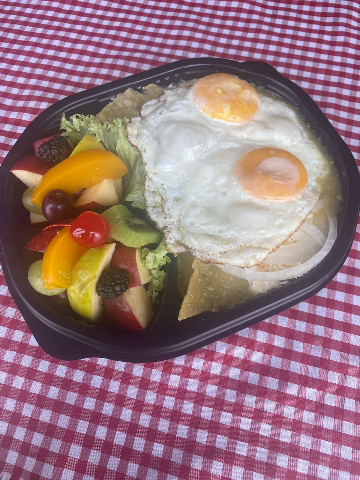 Chilaquiles Verdes con Huevo+ Ensalada de Frutas